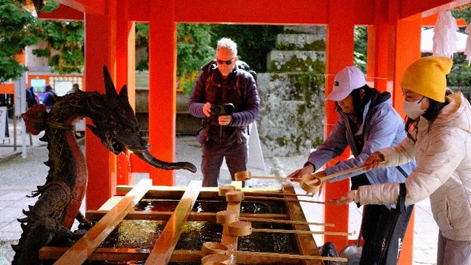 遊客在熊野古道神社手水舍依照禮儀洗手與漱口淨身