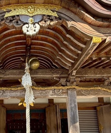 神社正殿前祈願使用的巨大金色本坪鈴與粗麻繩鈴緒